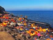 Boten en zwemvesten van vluchtelingen op Lesbos