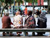 Moslimvrouwen op een Europees plein