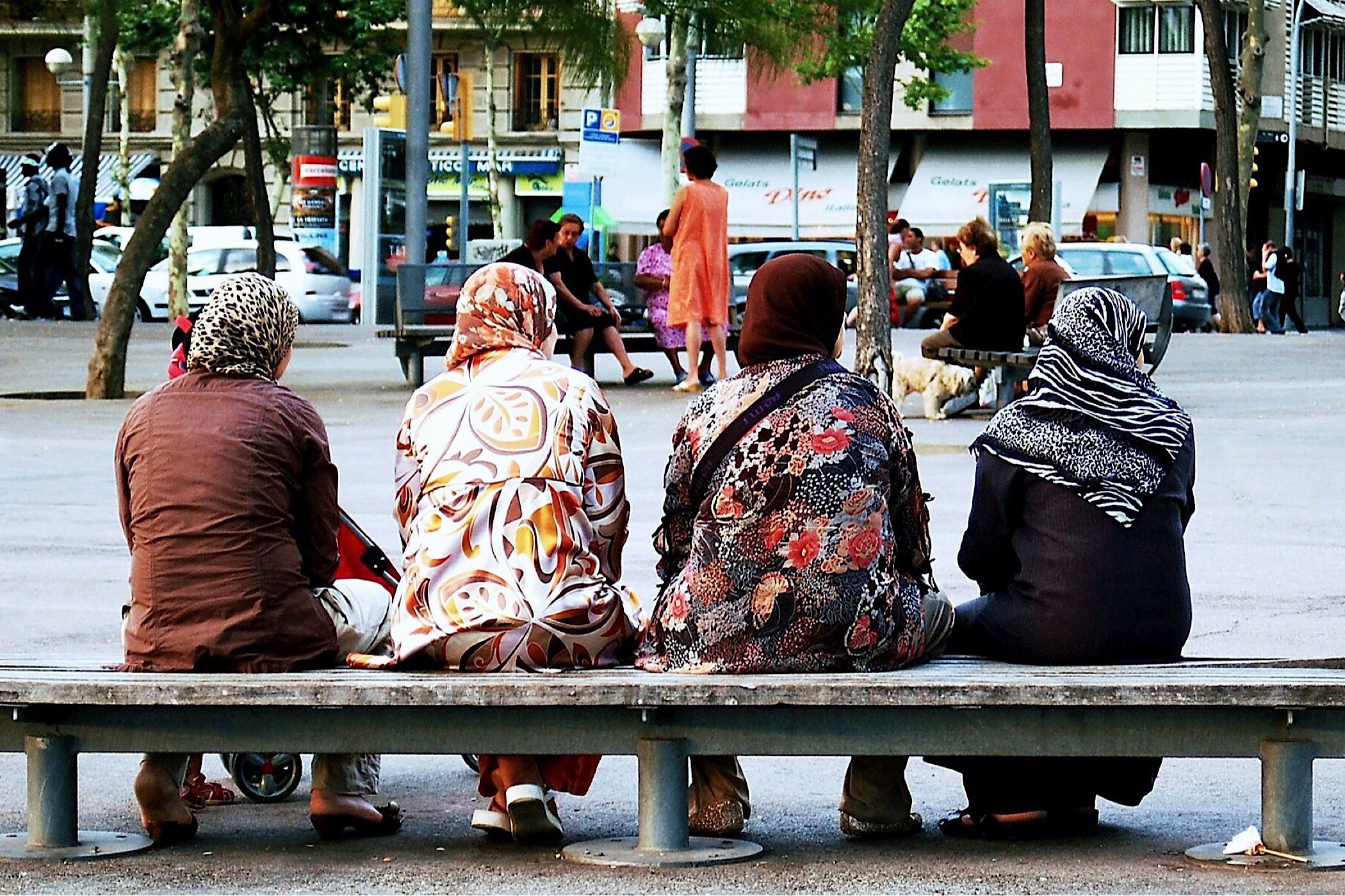 Moslimvrouwen op een Europees plein