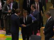 Sebastian Kurz (premier Oostenrijk) en Emmanuel Macron (president Frankrijk) begroeten elkaar op de Europese Raad van 28 juni 2018.