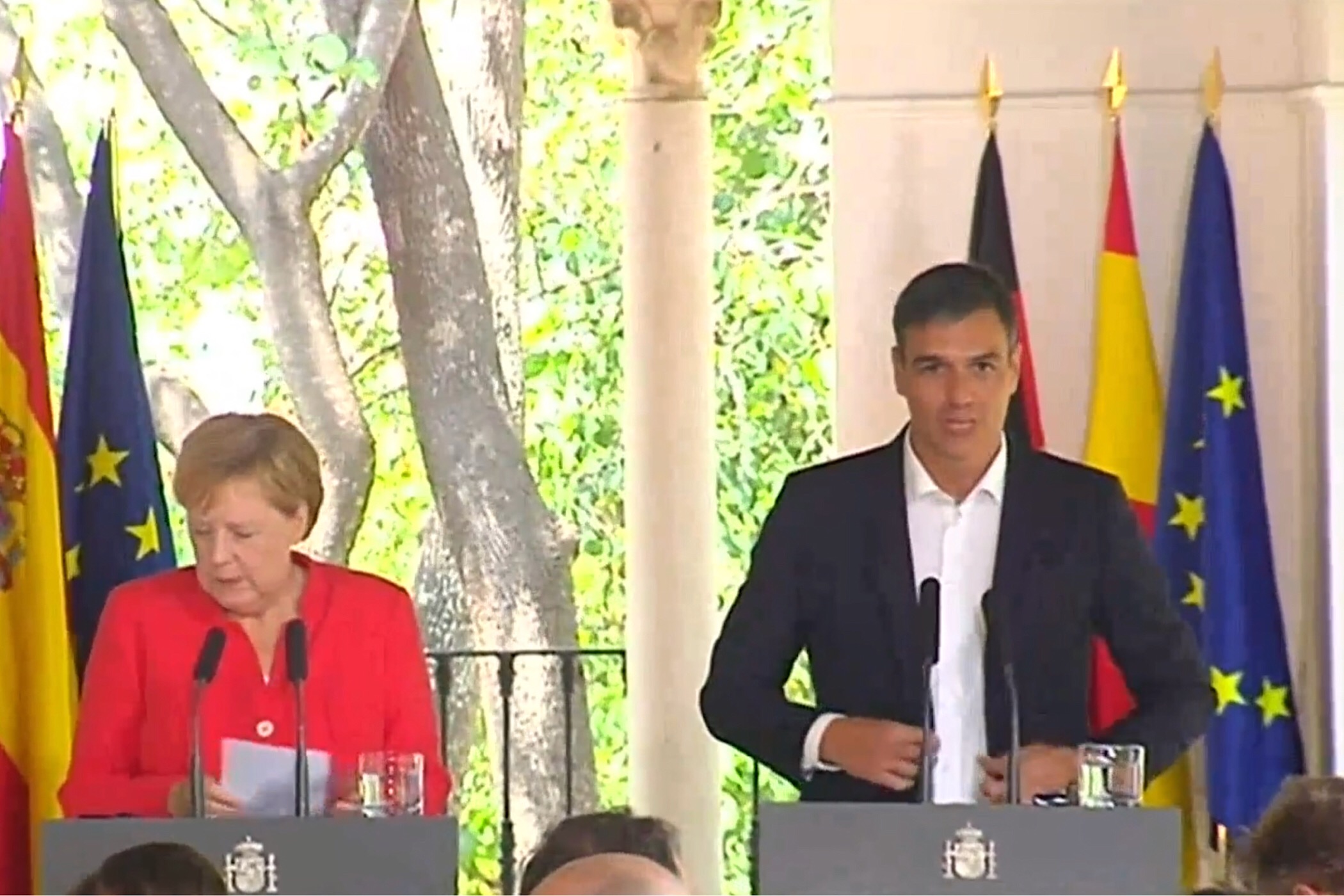 De Duitse Bundeskanzlerin Angela Merkel en de Spaanse premier Pedro Sanchez op hun gezamenlijke persoconferentie (11 augustus 2018).