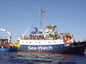 NGO-boot Sea-Watch haalt migranten op voor de Lybische kust.