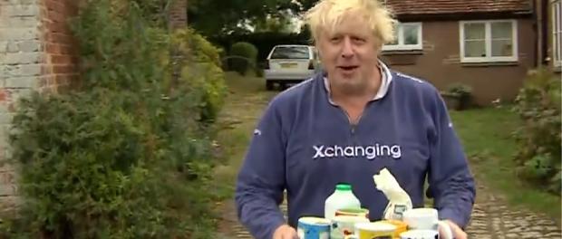 Boris Johnson biedt verontwaardigde journalisten een kop thee aan