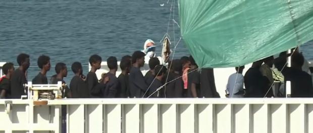 Eritreese migranten aan boord van de Diciotto in de haven van Catania