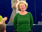 GroenLinks Europarlementariër en rapporteur over Hongarije Judith Sargentini laat zich bejubelen door haar collega’s .