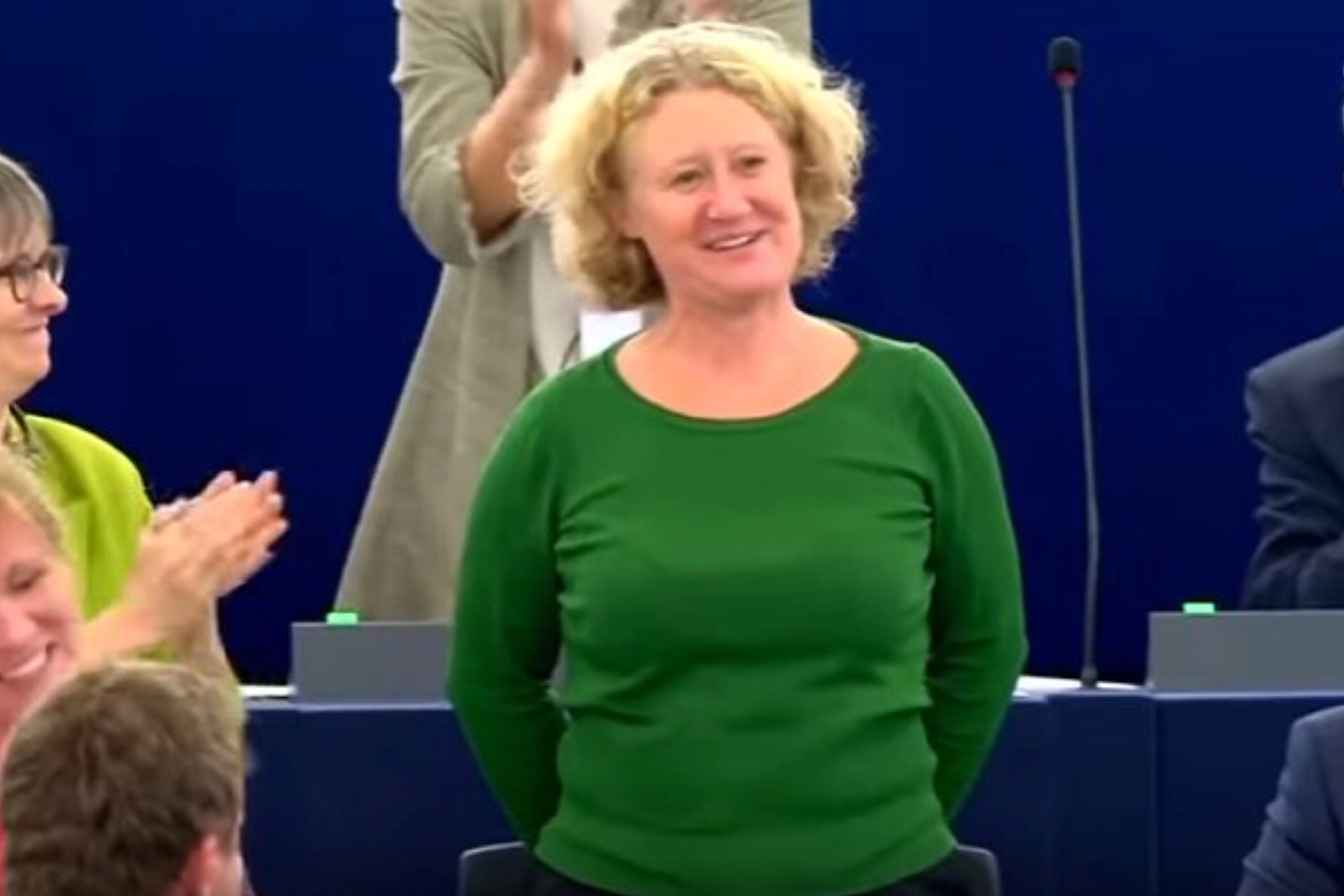 GroenLinks Europarlementariër en rapporteur over Hongarije Judith Sargentini laat zich bejubelen door haar collega’s .