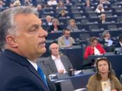 Viktor Orban spreekt het Europese Parlement toe.