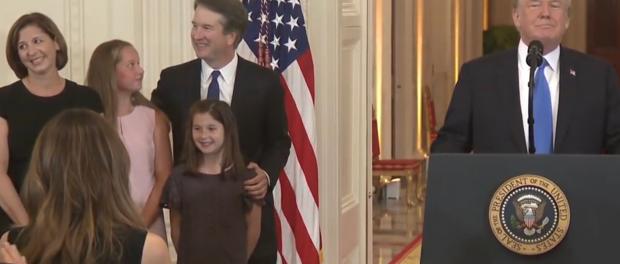 Rechter Kavanaugh bij de aankondiging van zijn kandidatuur door president Trump (9 juli 2018)