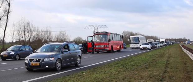 Bus met anti-Zwarte Piet actievoerders op geblokkeerde snelweg A7 (18 november 2017)