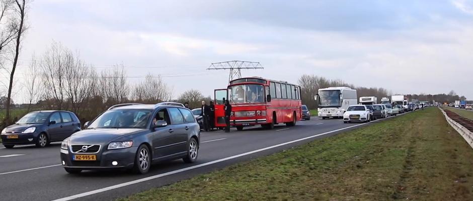 Bus met anti-Zwarte Piet actievoerders op geblokkeerde snelweg A7 (18 november 2017)