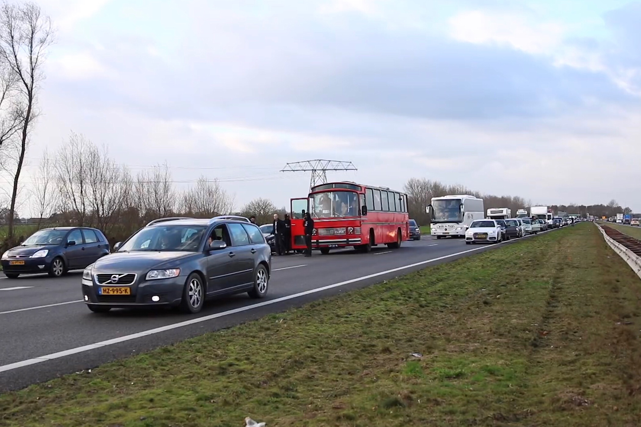 Bus met anti-Zwarte Piet actievoerders op geblokkeerde snelweg A7 (18 november 2017)