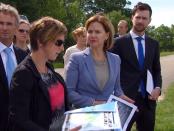 Minister Cora van Nieuwenhuizen van Infrastructuur en Waterstaat met haar ambtelijke staf op werkbezoek in Brabant.