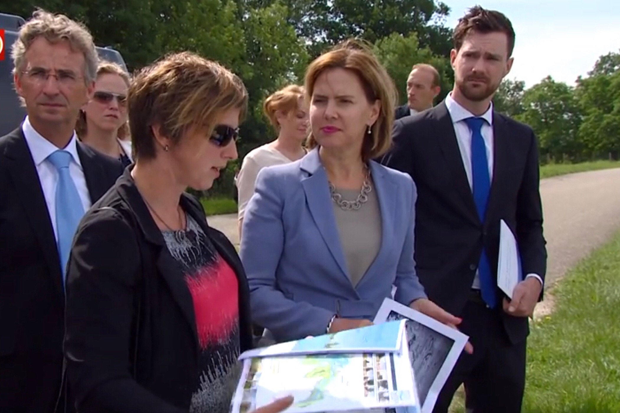 Minister Cora van Nieuwenhuizen van Infrastructuur en Waterstaat met haar ambtelijke staf op werkbezoek in Brabant.