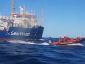 Bootvluchtelingen worden voor de kust van Libië opgehaald door NGO-schip Sea Watch 3.