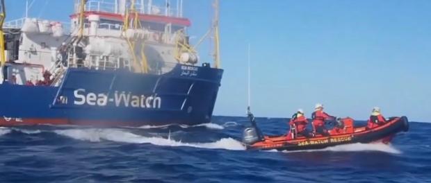 Bootvluchtelingen worden voor de kust van Libië opgehaald door NGO-schip Sea Watch 3.