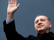 Titelfoto artikel Johannes Vervloed voor OpinieZ.com “Erdogan steekt middelvinger op naar Westen en NAVO”