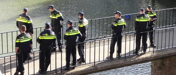 Titelfoto bij artikel Tanya Hoogwerf op OpinieZ.com “Leiding Politie buigt voor onterecht racismeverwijt”