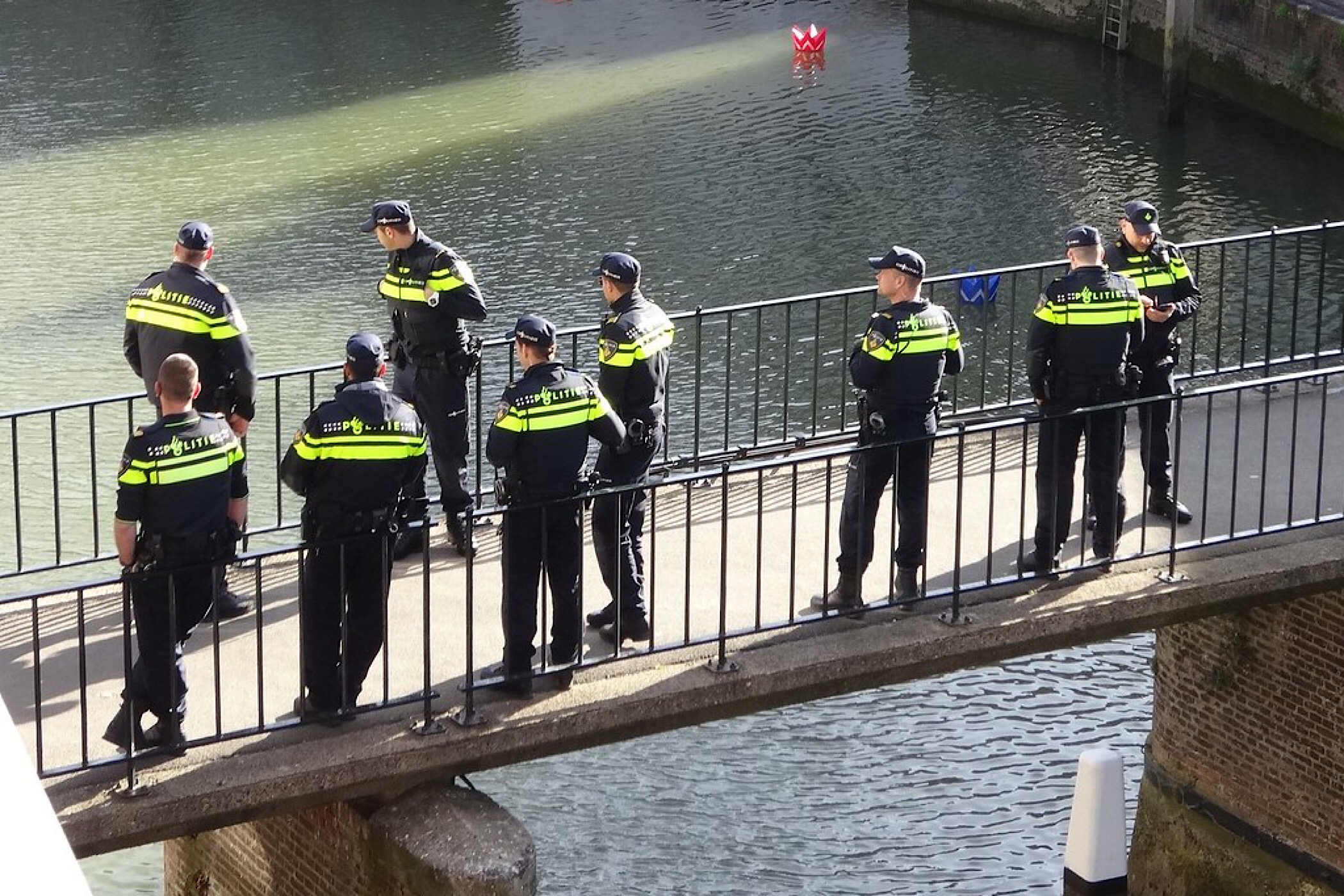 Titelfoto bij artikel Tanya Hoogwerf op OpinieZ.com “Leiding Politie buigt voor onterecht racismeverwijt”