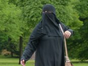 Titelfoto bij artikel Katiana Kayvantash op OpinieZ.com “Onze Poortwachters zijn pionnen in schaakspel van moslimextremisten”