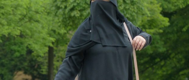 Titelfoto bij artikel Katiana Kayvantash op OpinieZ.com “Onze Poortwachters zijn pionnen in schaakspel van moslimextremisten”