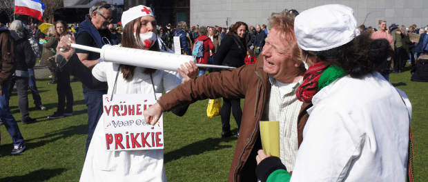 Titelfoto bij artikel Volgzame pers omarmt coronabeleid overheid Ines van bokhoven opiniez