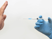 Titelfoto artikel Over de discriminatie van ongevaccineerden Ines van bokhoven opiniez