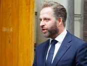 Titelfoto bij artikel De Nederlandse politiek is corrupt en kapot Ines van bokhoven opiniez