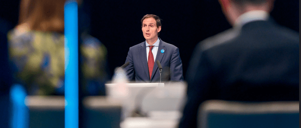 Titelfoto bij artikel De vlucht naar voren van Wopke Hoekstra Robert raupach opiniez