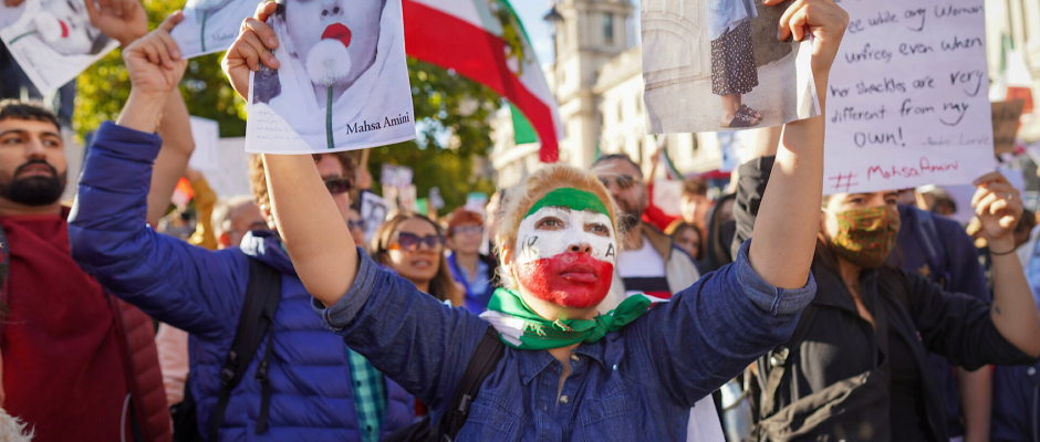 Titelfoto bij artikel Iraanse protesten gaan over veel meer dan hoofddoek en lokjes haar Katiana kayvantash opiniez
