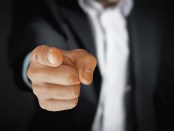 Titelfoto bij artikel Overheid voert psychologische oorlog tegen de burger Ines van bokhoven opiniez