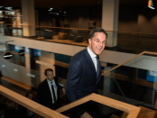 Titelfoto bij artikel Kabinet Rutte 4 hobbelt hooguit nog een paar maanden door Jan gajentaan opiniez