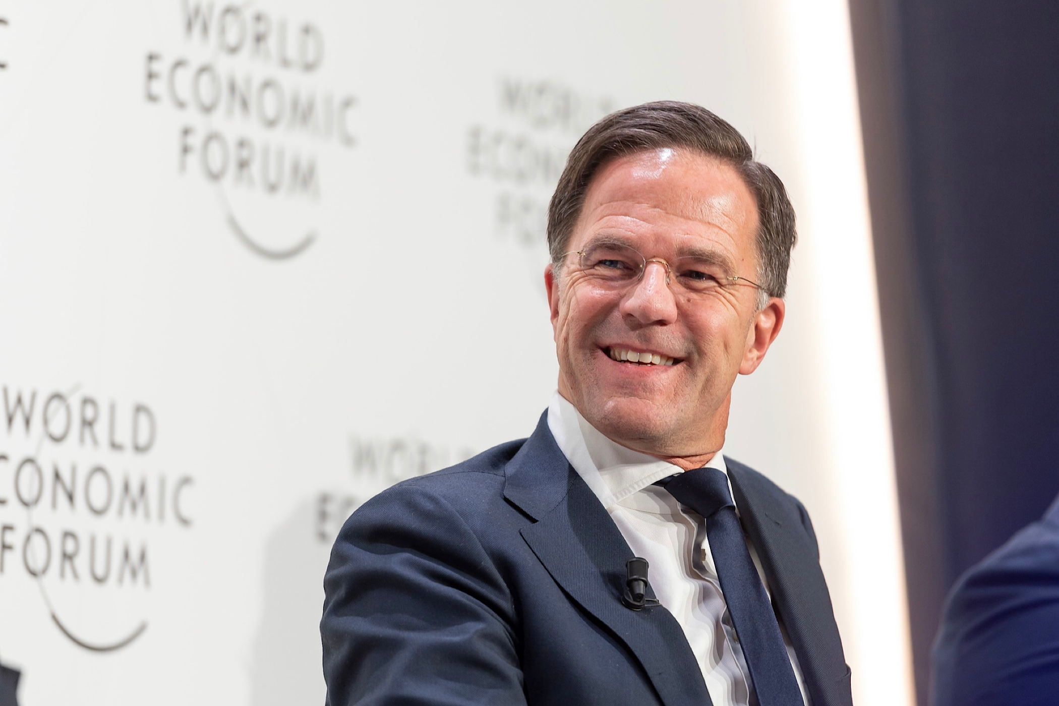Titelfoto bij artikel Eindelijk heeft eindbaas Rutte de uitgang gevonden robert raupach opiniez