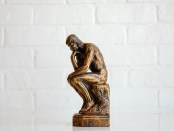 Titelfoto bij artikel Scheldkanonnades lossen de problemen in het land niet op Guus berkhout opiniez
