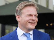 Titelfoto bij artikel Is Pieter Omtzigt nu echt de langverwachte Verlosser? Jan gajentaan opiniez