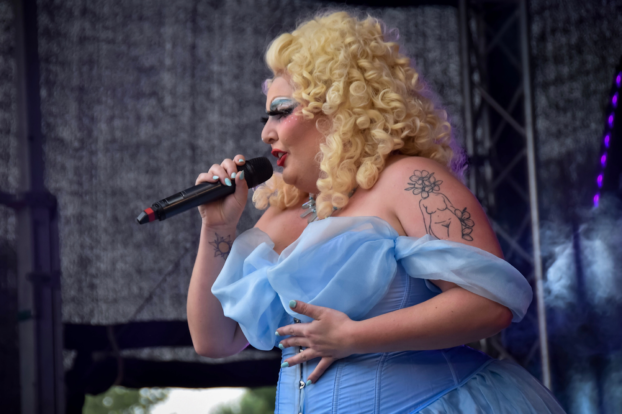 Titelfoto bij artikel De ontbrekende meerwaarde van voorlezende drag queens Ines van bokhoven opiniez