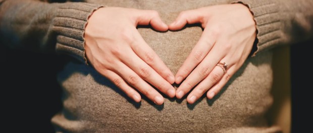 Titelfoto bij artikel De maakbare samenleving: vrouwen en kinderen betalen de prijs Alma van hees opiniez