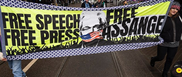 Titelfoto bij artikel Heksenjacht VS tegen Assange gaat veertiende jaar in Raymond Peil opiniez
