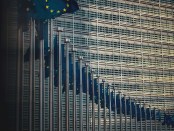 Titelfoto bij artikel Met crisisdenken en regelzucht wordt EU geen wereldleider bauke geersing opiniez