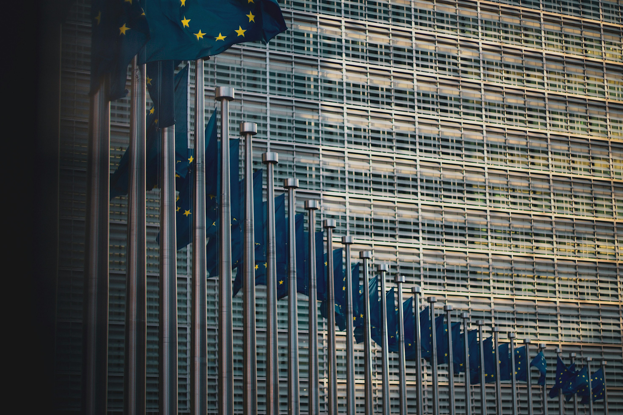 Titelfoto bij artikel Met crisisdenken en regelzucht wordt EU geen wereldleider bauke geersing opiniez