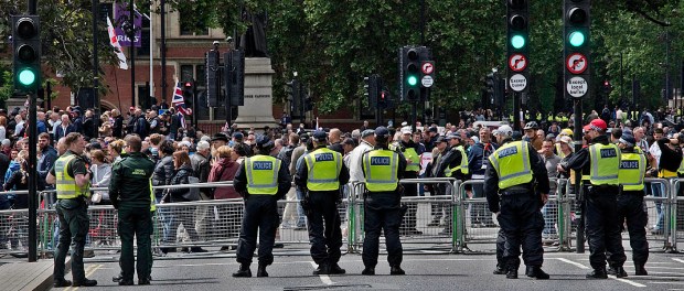 Titelfoto bij artikel Tommy Robinson en de dynamiek van de Britse volksopstand Alma van hees opiniez