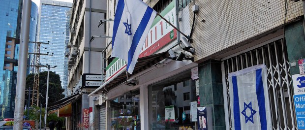 Titelfoto bij artikel Feitenvrije emo-show bij Bar Laat demoniseert Israël Maaike van charante opiniez