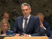 titelfoto bij artikel Over een 'verbindende' Deug-tweet van onze minister-president ines van bokhoven opiniez