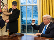 Titelfoto bij artikel Trump en Musk slopen de bureaucratie met DOGE Alma van hees opiniez