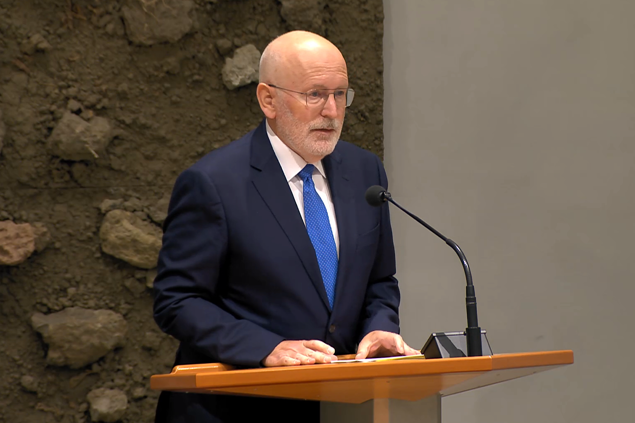 Titelfoto artikel Rasopportunist Frans Timmermans heeft zijn principes weer eens verkocht maaike van charante opiniez