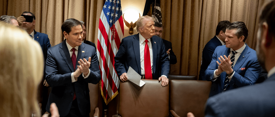 Titelfoto bij artikel President Trump doet wat hij zijn kiezers heeft beloofd alma van hees opiniez