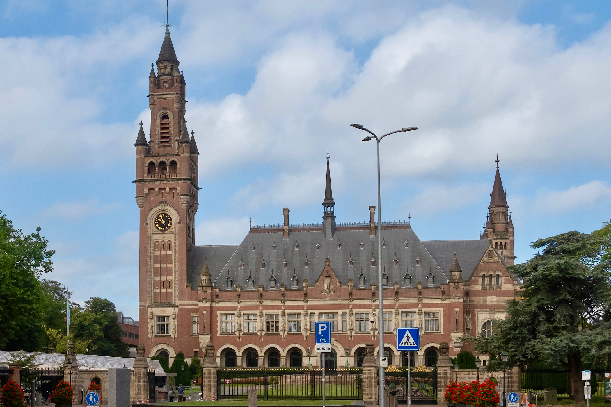 Titelfoto artikel Ontspoord Internationaal Gerechtshof wil nog strenger klimaatbeleid Bauke geersing opiniez