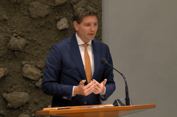 Titelfoto bij artikel Nee, meneer Paternotte: overheid praat niet met burgers over AZC's ines van bokhoven opiniez