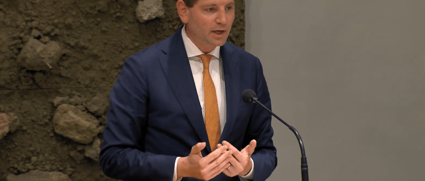 Titelfoto bij artikel Nee, meneer Paternotte: overheid praat niet met burgers over AZC's ines van bokhoven opiniez