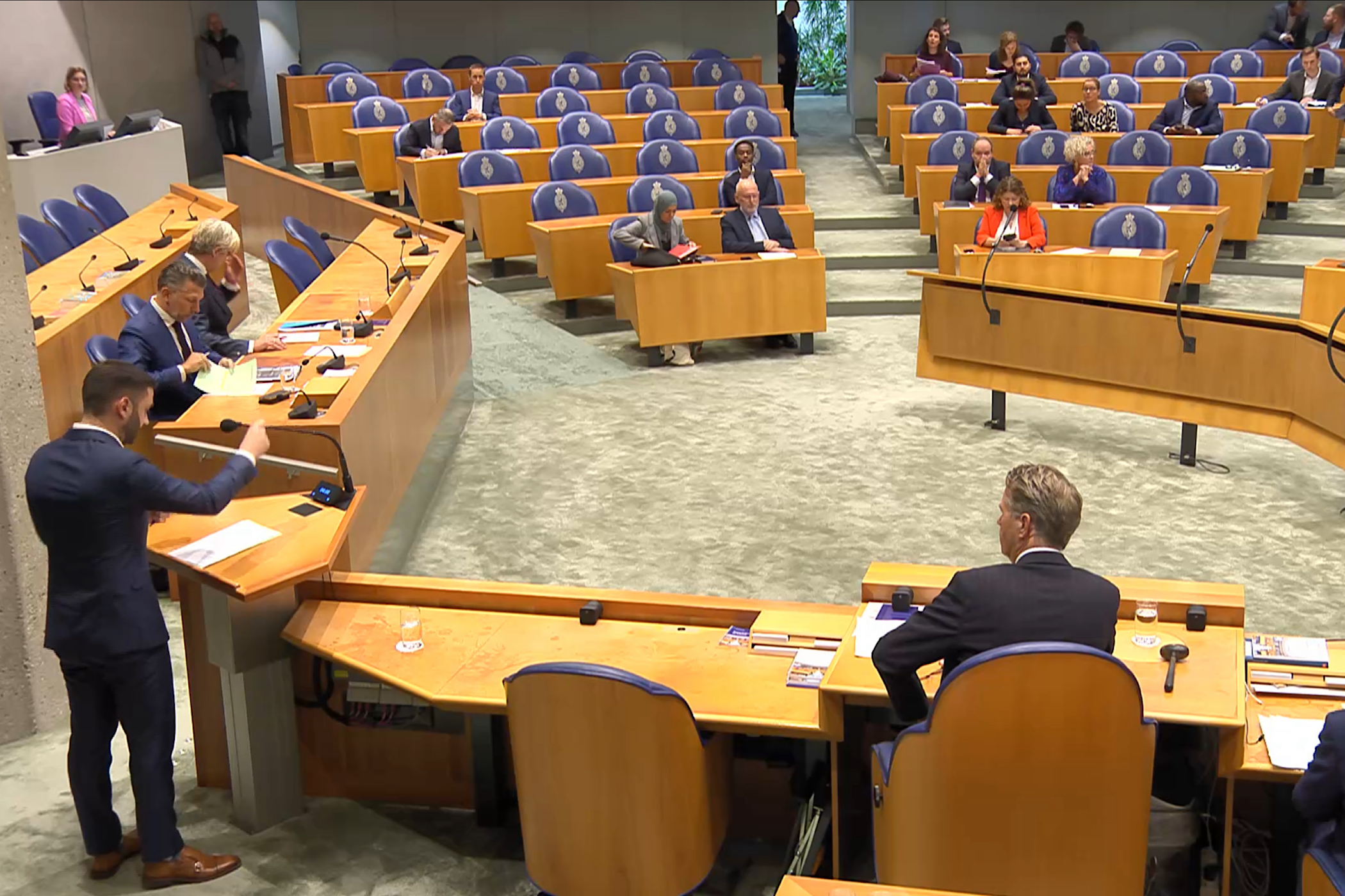 Titelfoto bij artikel Onze welvaart lekt weg, want we worden bestuurd door leken René dercksen opiniez
