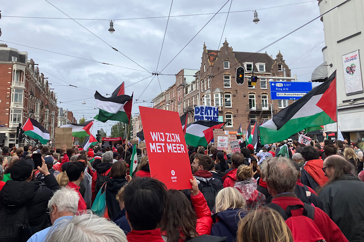 Titelfoto bij artikel De hersenloze meelopers van de Rode Lijn Marcia van gelderen opiniez
